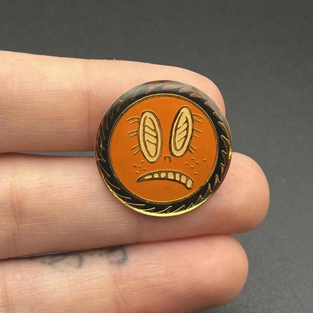 Vintage Orange Nervous Scared Face Lapel Hat Pin‎
